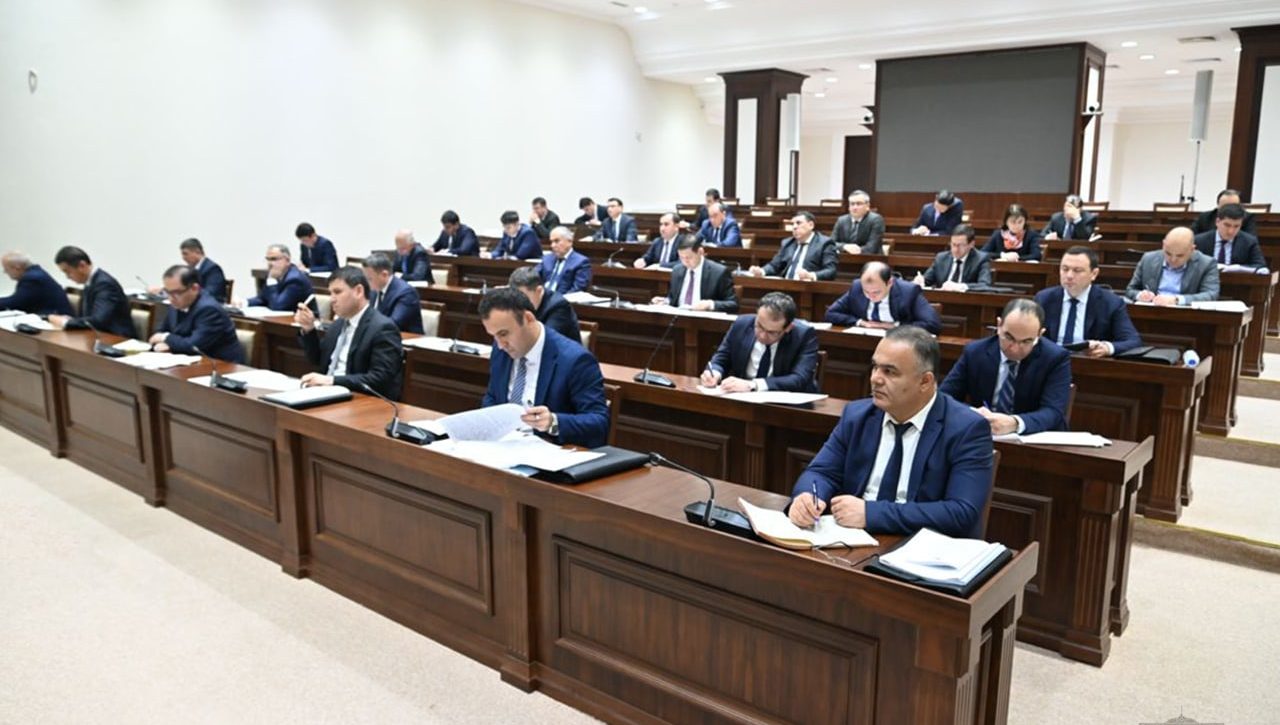 Яратилган имкониятларга қарамасдан, айрим ҳудудларда аҳоли бандлигини таъминлаш кўрсаткичлари яхши эмаслиги кўрсатиб ўтилди.