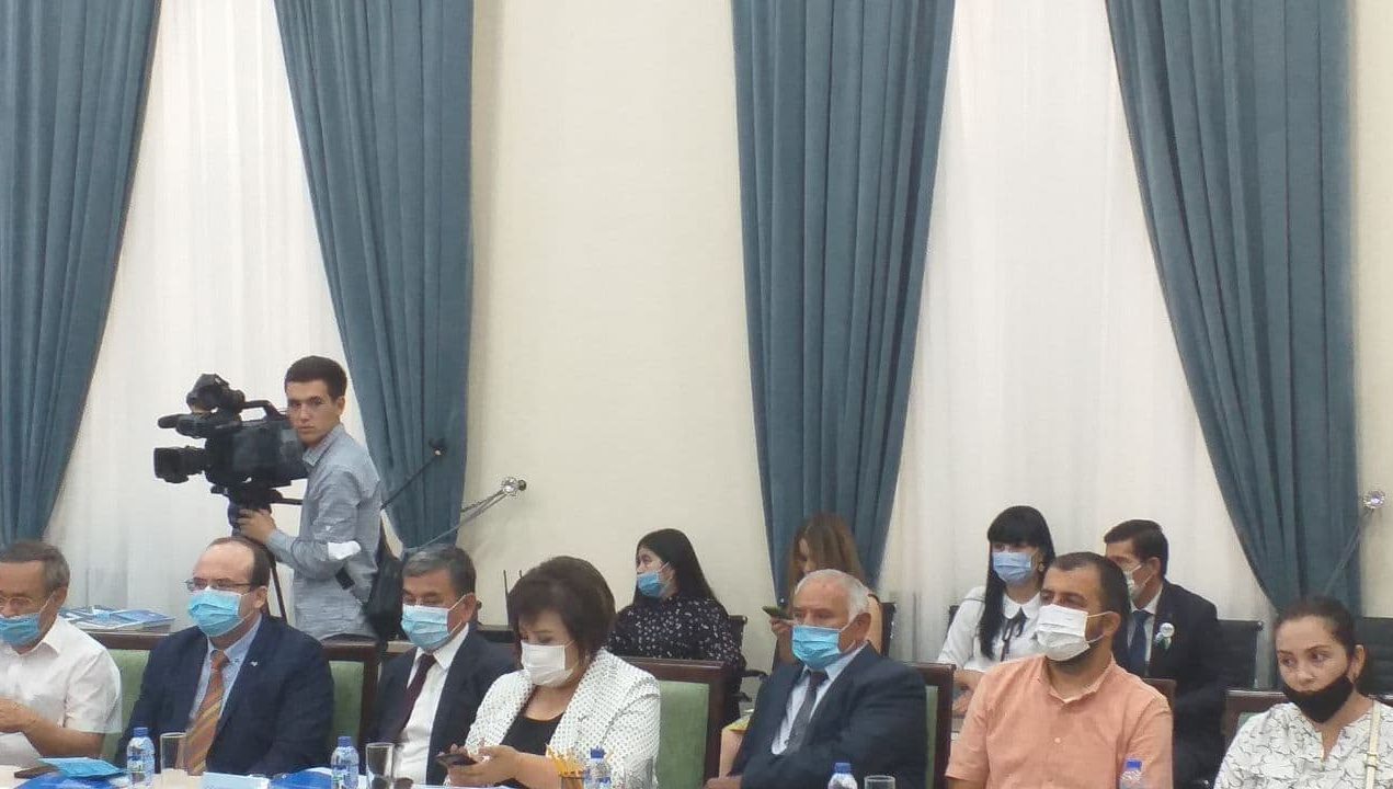 Марказ томонидан Журналистика ва оммавий коммуникациялар университетига 250 та китоб тақдим этилди