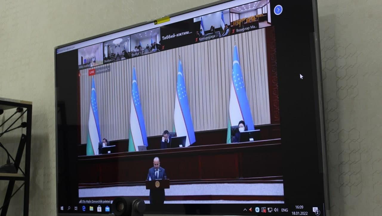 “Ўзбекистон Республикасининг Фуқаролик кодексига қийноққа солишдан жабрланганларга етказилган зарарни қоплаш тартибини такомиллаштиришга қаратилган қўшимчалар киритиш тўғрисида”ги қонун лойиҳаси муҳокама қилинмоқда.