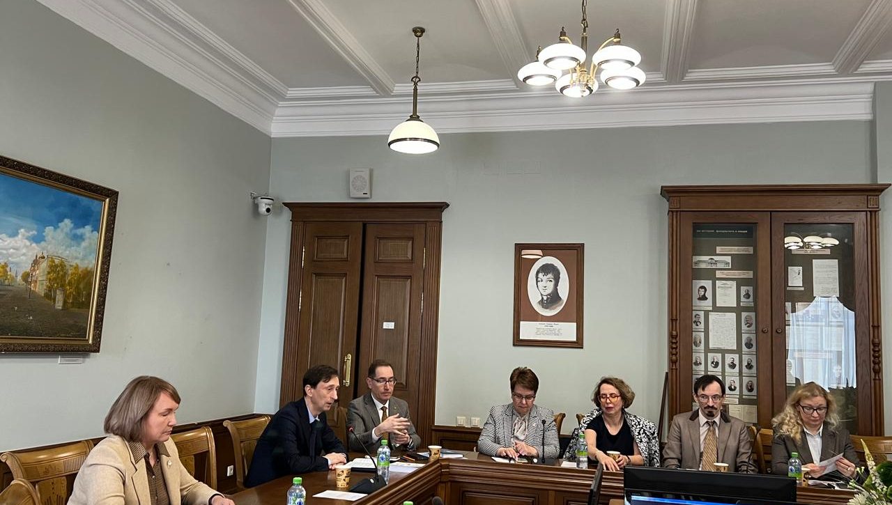 На круглом столе в КФУ обсуждаются вопросы международного трудового права
