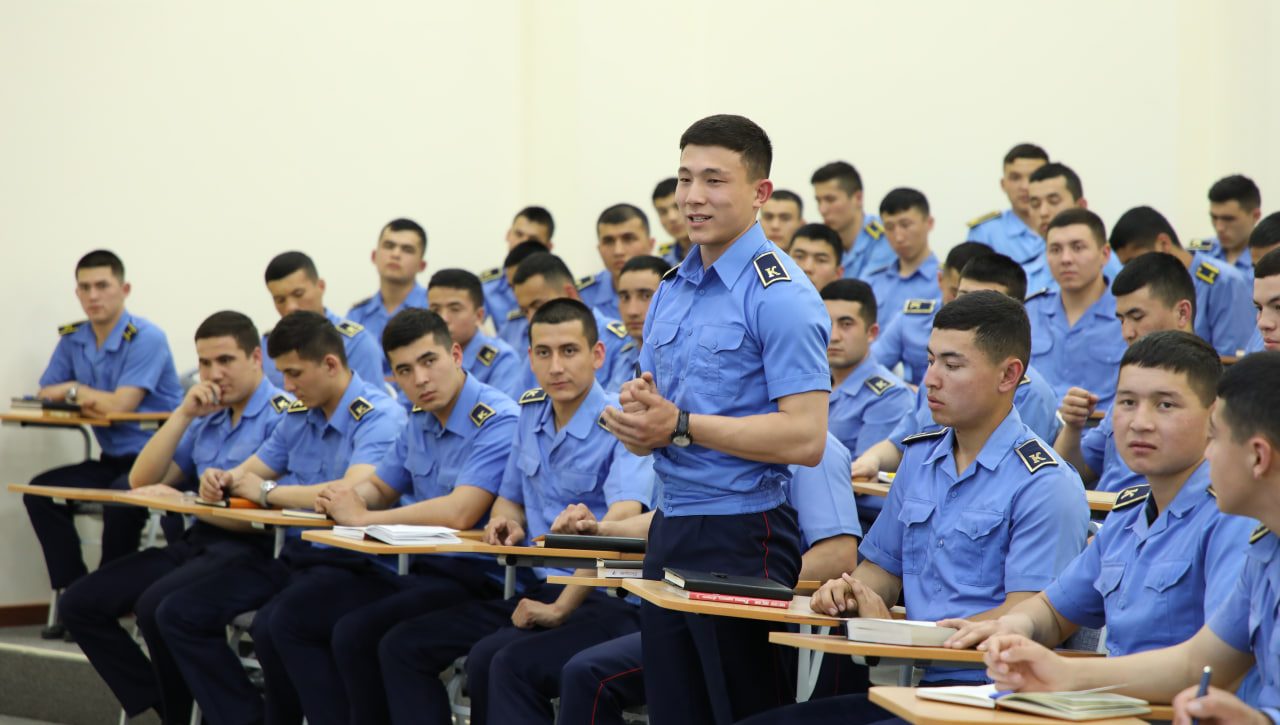 АКАДЕМИК ВА ЁШЛАР УЧРАШУВИ