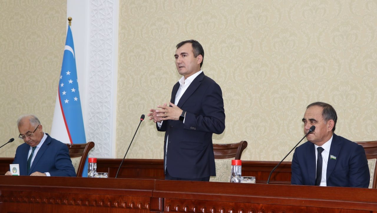 Вилоят ҳокимлигида конституциявий қонун лойиҳасининг муҳокамасига бағишланган давра суҳбати ташкил этилди