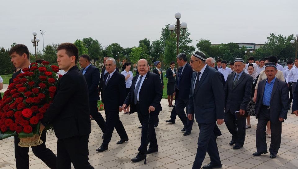 Шароф Рашидовнинг Жиззах шаҳридаги ҳайкали пойига гулчамбарлар қўйилди