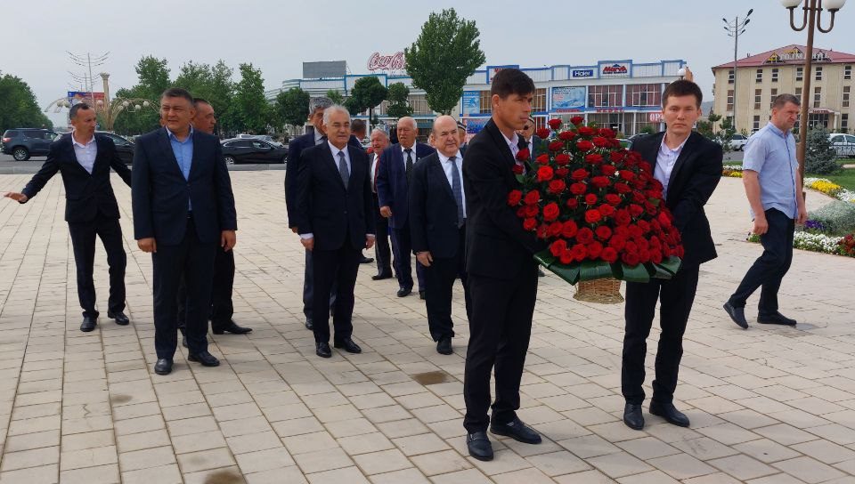Шароф Рашидовнинг Жиззах шаҳридаги ҳайкали пойига гулчамбарлар қўйилди