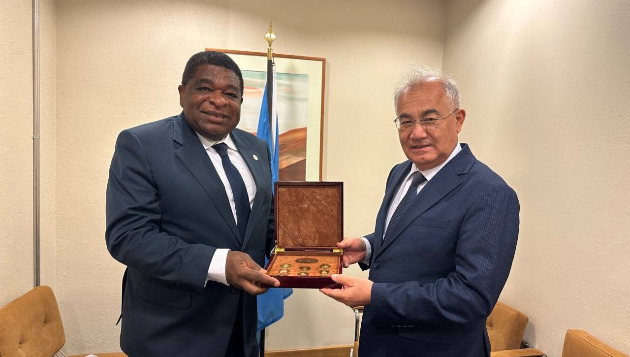 Martin Chungong receives Human Rights Protector badge from Uzbekistan