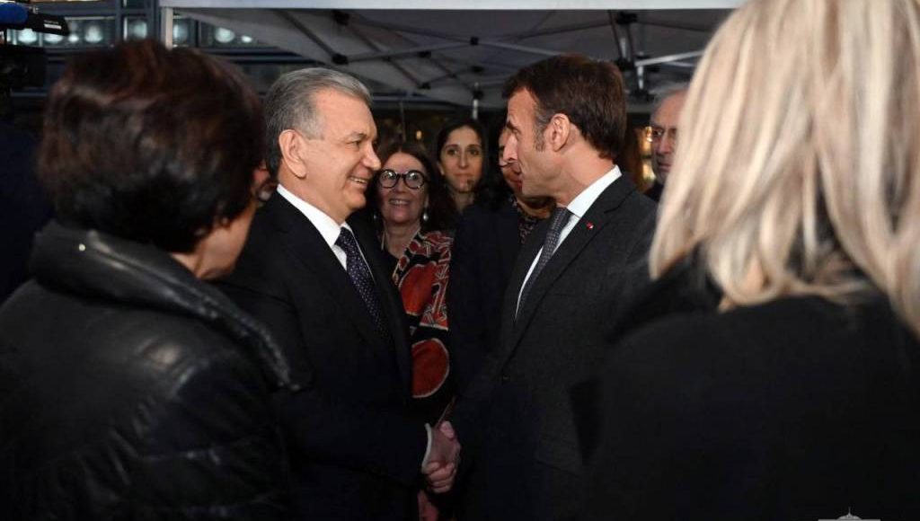 Shavkat Mirziyoyev and Emmanuel Macron get acquainted with the exhibition of the richest tangible cultural heritage of Uzbekistan