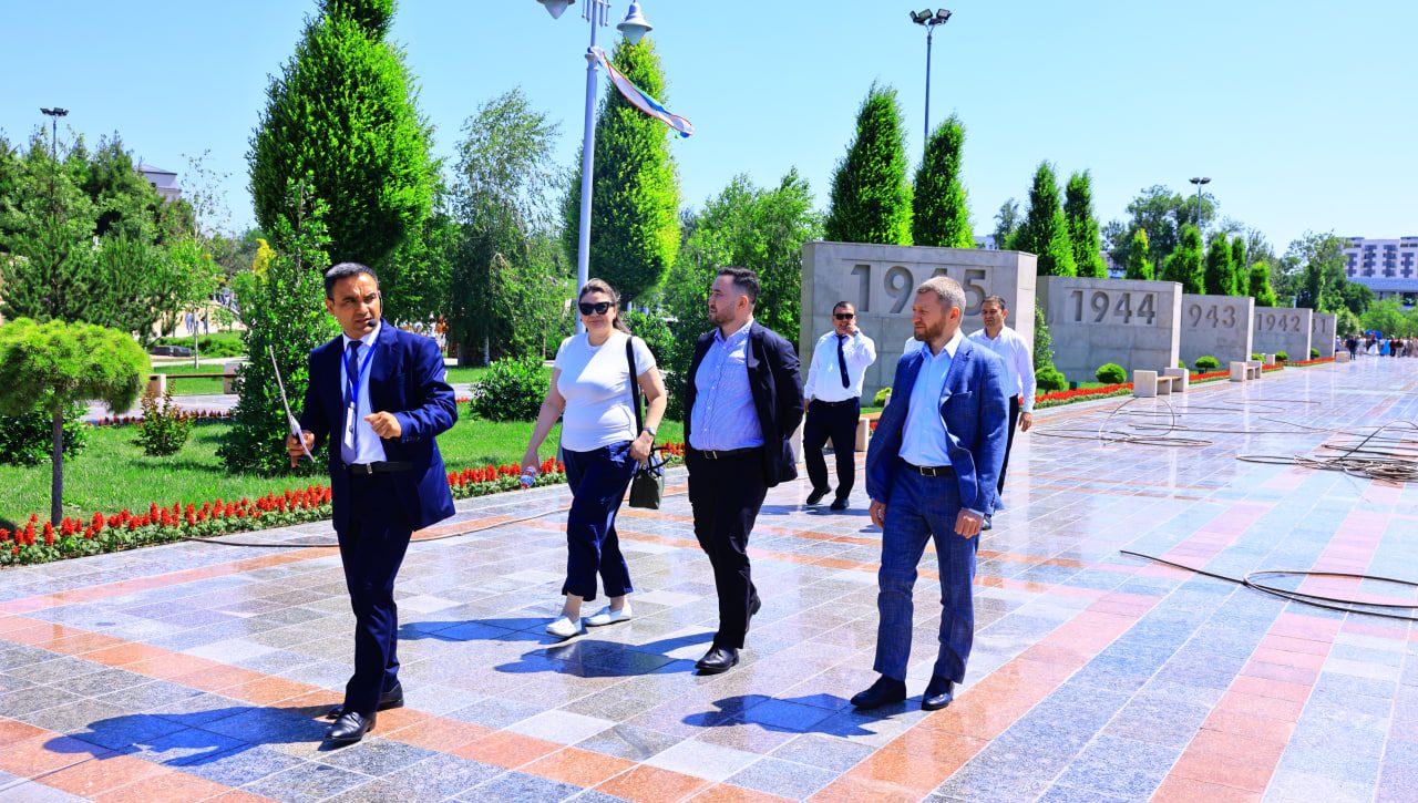Қозоғистон делегацияси “Ғалаба боғи”  ёдгорлик мажмуасини зиёрат қилди