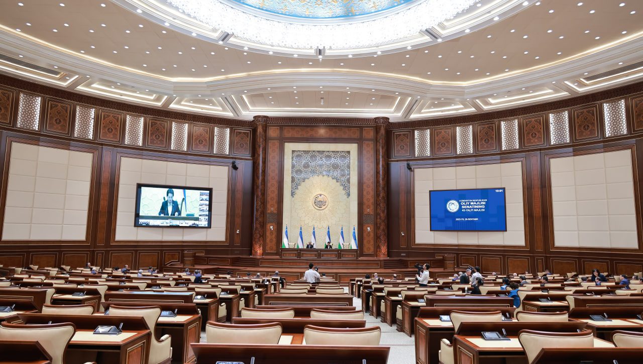 Сенатда оилалар мустаҳкамлигини таъминлашга қаратилган янги қонун маъқулланди