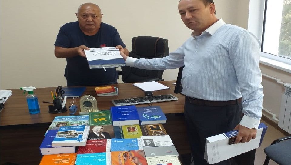 Марказ томонидан Давлат ва ҳуқуқ институтига ҳуқуқий адабиётлар тақдим этилди