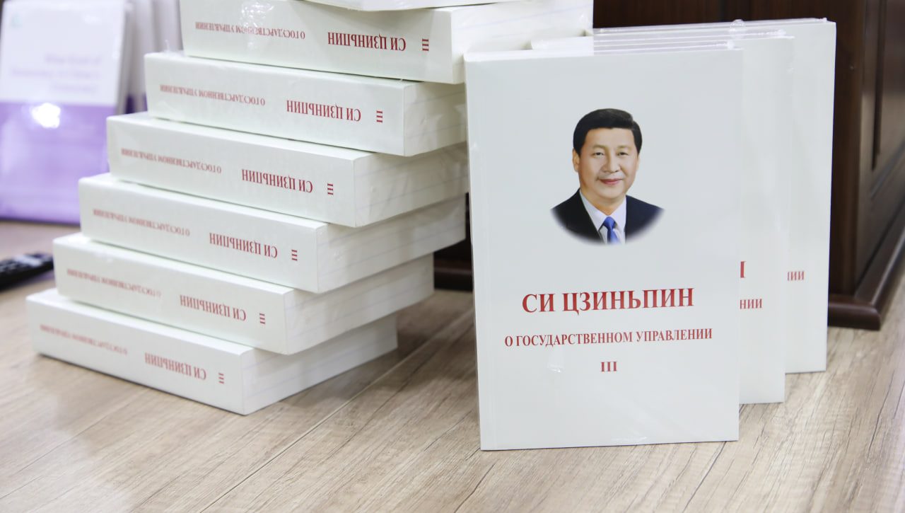 Хитой Элчихонаси Инсон ҳуқуқлари уйига 800 та китоб совға қилди