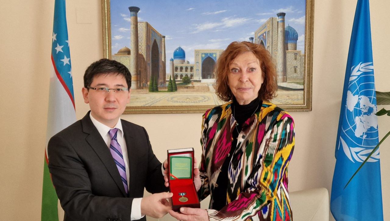 The Ambassador of Uzbekistan presented Renata Winter with a badge 