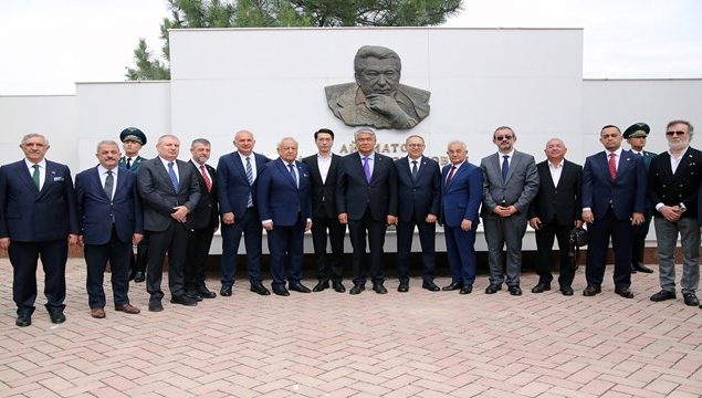 «Ота-Бейит» қабристонида Чингиз Айтматов хотираси ёд этилди