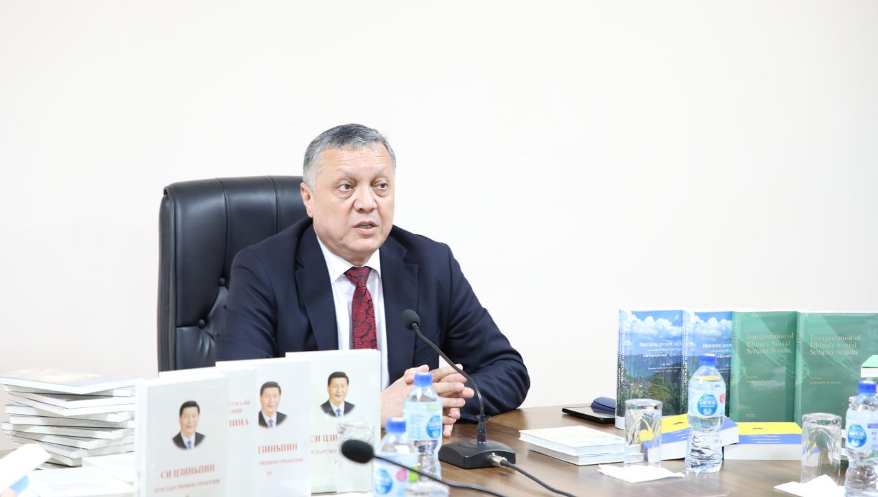 ДАВЛАТ ВА ҲУҚУҚ ИНСТИТУТИГА ИНСОН ҲУҚУҚЛАРИ ВА ХИТОЙ МАДАНИЯТИГА ОИД АДАБИЁТЛАР БЕҒАРАЗ ТОПШИРИЛДИ
