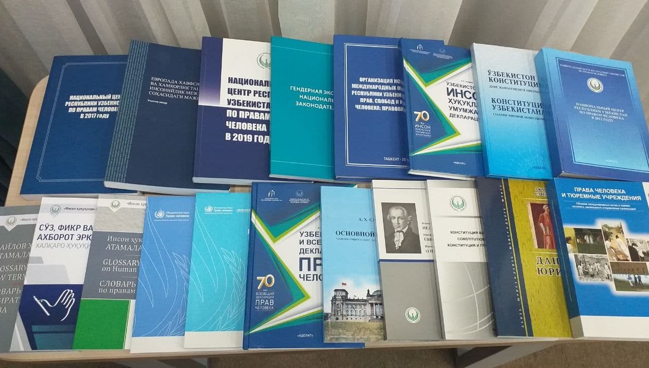 Марказ томонидан Журналистика ва оммавий коммуникациялар университетига 250 та китоб тақдим этилди
