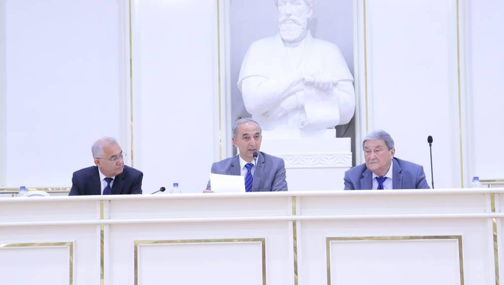 Олимлар иштирокида Бош қомус муҳокама қилинди