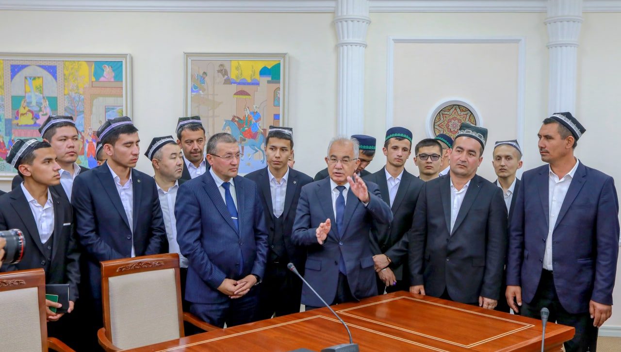 Победители конкурса ознакомились с деятельностью парламента