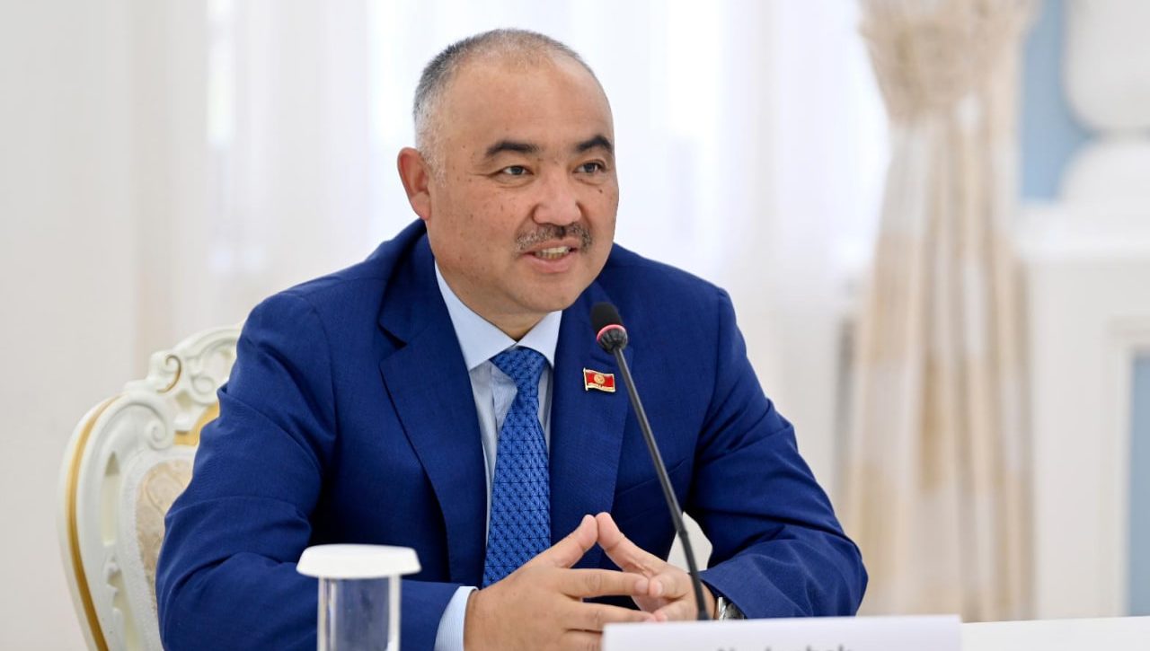 Қирғизистон парламентида Чингиз Айтматов номидаги институт вакиллари билан учрашув