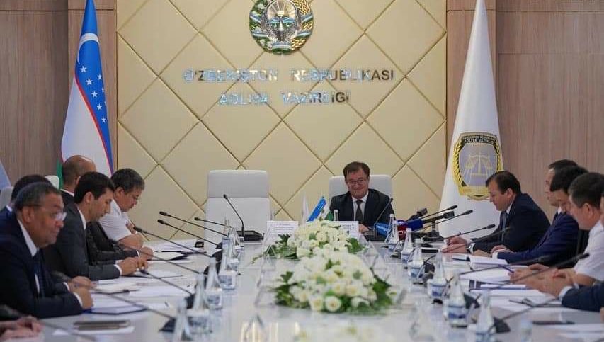 Адлия вазирлиги ходимлари ўртасида Конституциявий ислоҳотлар муҳокамаси