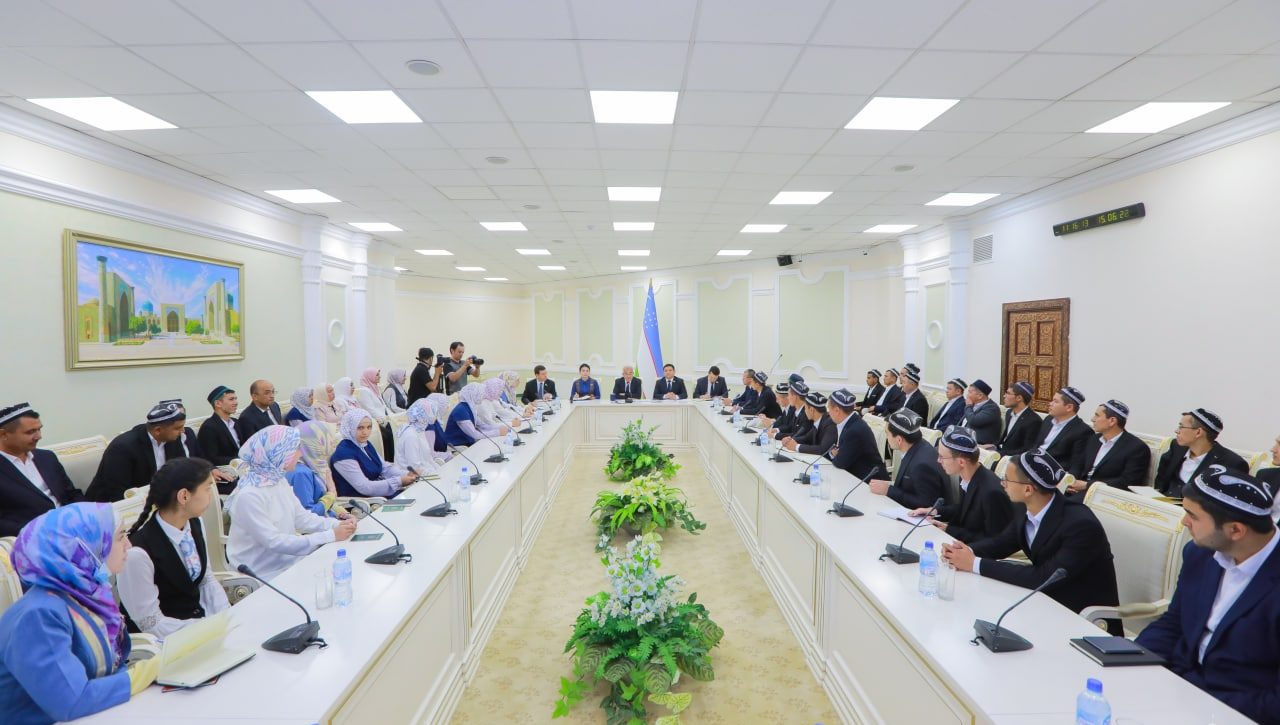 Победители конкурса ознакомились с деятельностью парламента