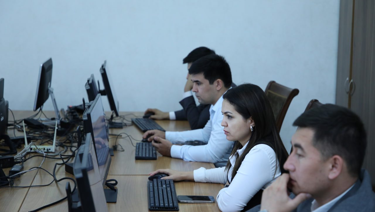 Инсон ҳуқуқлари бўйича ўқув курси тингловчиларига сертификатлар топширилди