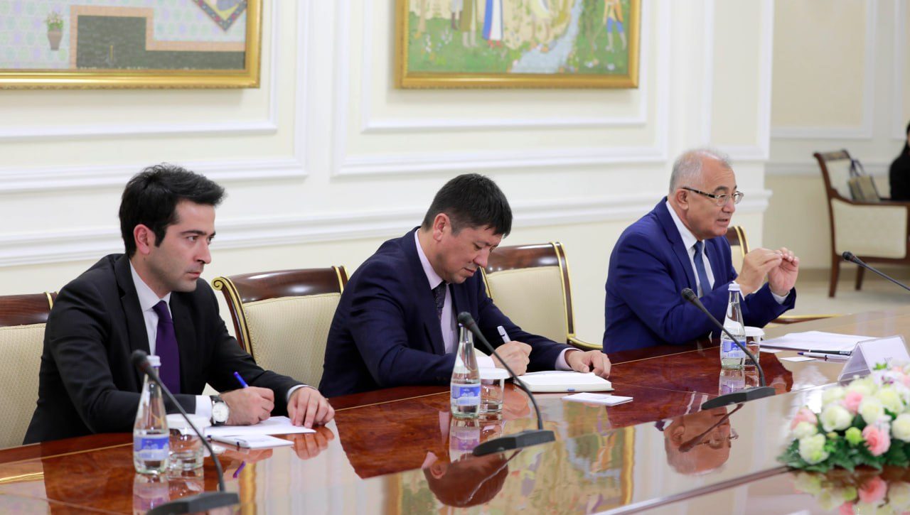 Первый заместитель Спикера Законодательной палаты Олий Мажлиса Акмал Саидов встретился с  членами делегации межпарламентской группы дружбы Сената Франции «Франция - Центральная Азия» во главе с ее председателем Эрве Морей, прибывших в нашу страну для участия в качестве международных наблюдателей в предстоящих досрочных выборах Президента Республики Узбекистан.