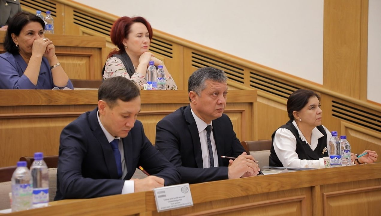 “Жаҳон конституциялари” ва “Шанхай ҳамкорлик ташкилотига аъзо давлатларнинг конституциялари” номли китоблар тақдимоти бўлиб ўтди.