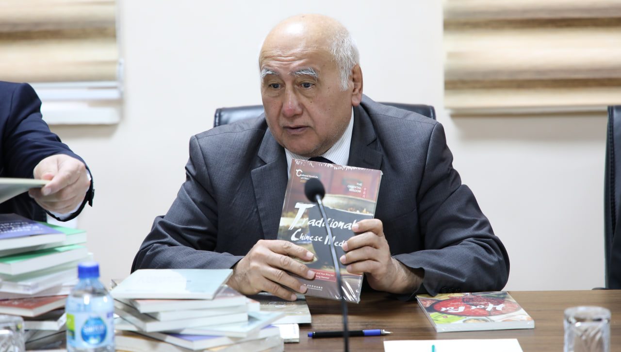 ДАВЛАТ ВА ҲУҚУҚ ИНСТИТУТИГА ИНСОН ҲУҚУҚЛАРИ ВА ХИТОЙ МАДАНИЯТИГА ОИД АДАБИЁТЛАР БЕҒАРАЗ ТОПШИРИЛДИ
