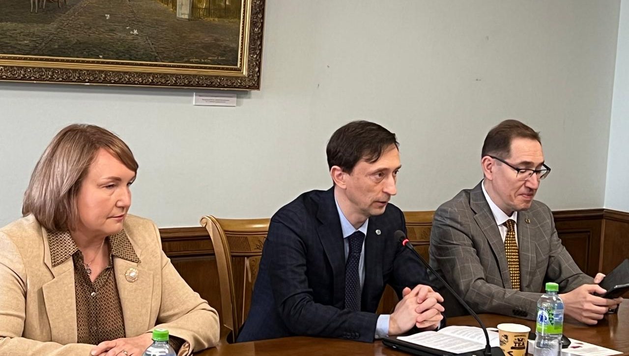На круглом столе в КФУ обсуждаются вопросы международного трудового права