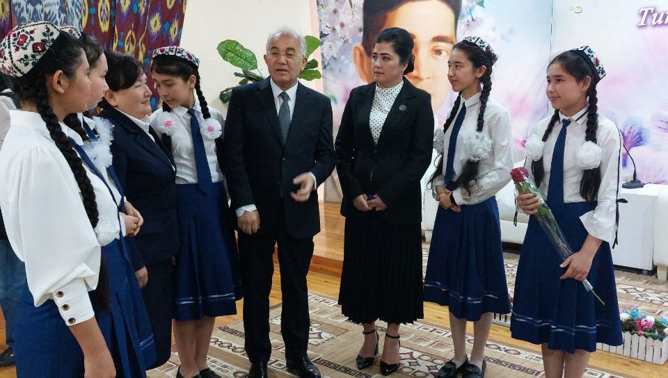 Жиззахдаги ижод мактабида “Уч авлод” учрашуви бўлди