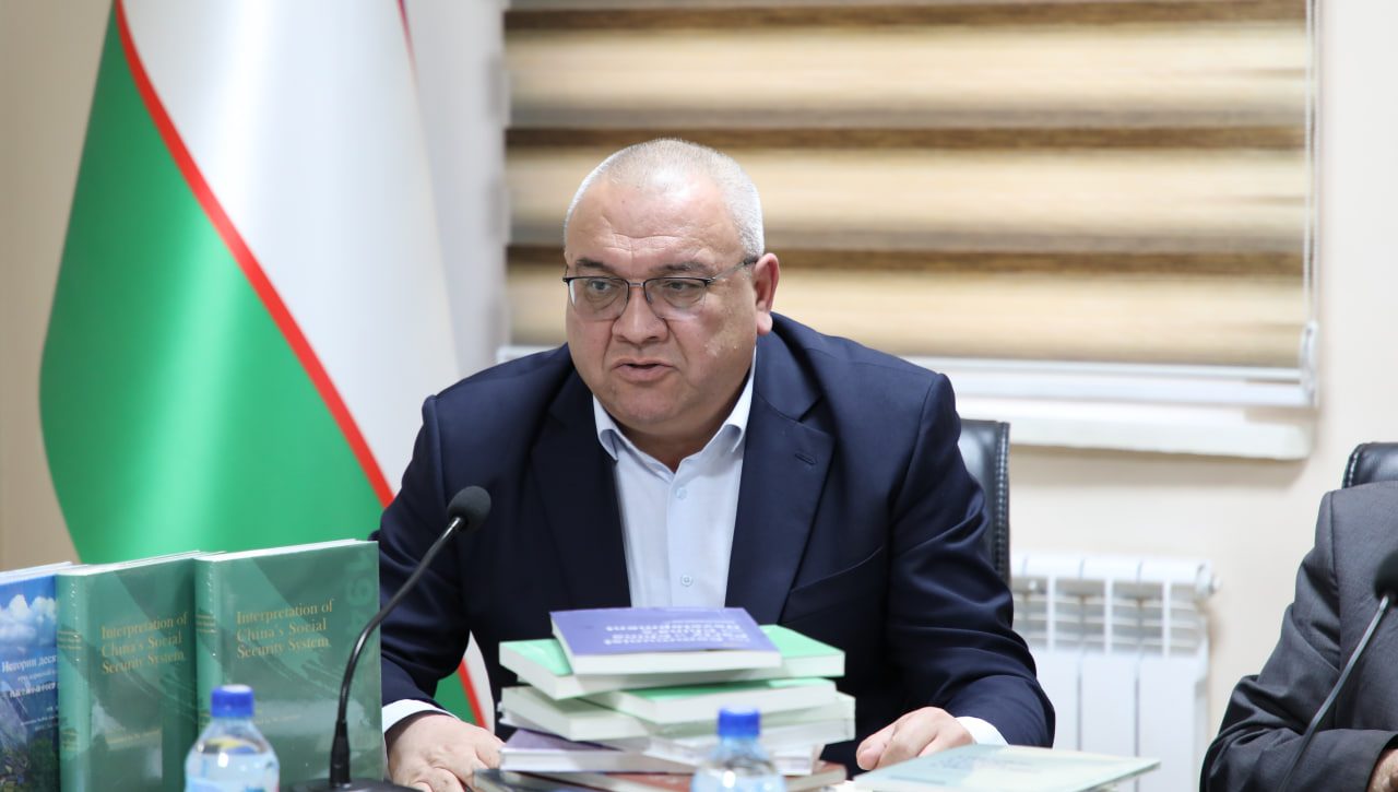 ДАВЛАТ ВА ҲУҚУҚ ИНСТИТУТИГА ИНСОН ҲУҚУҚЛАРИ ВА ХИТОЙ МАДАНИЯТИГА ОИД АДАБИЁТЛАР БЕҒАРАЗ ТОПШИРИЛДИ