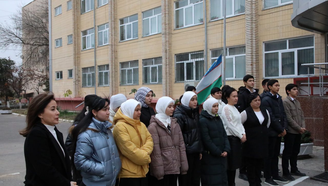 Конституция куни муносабати билан Давлат байроғи кўтарилди