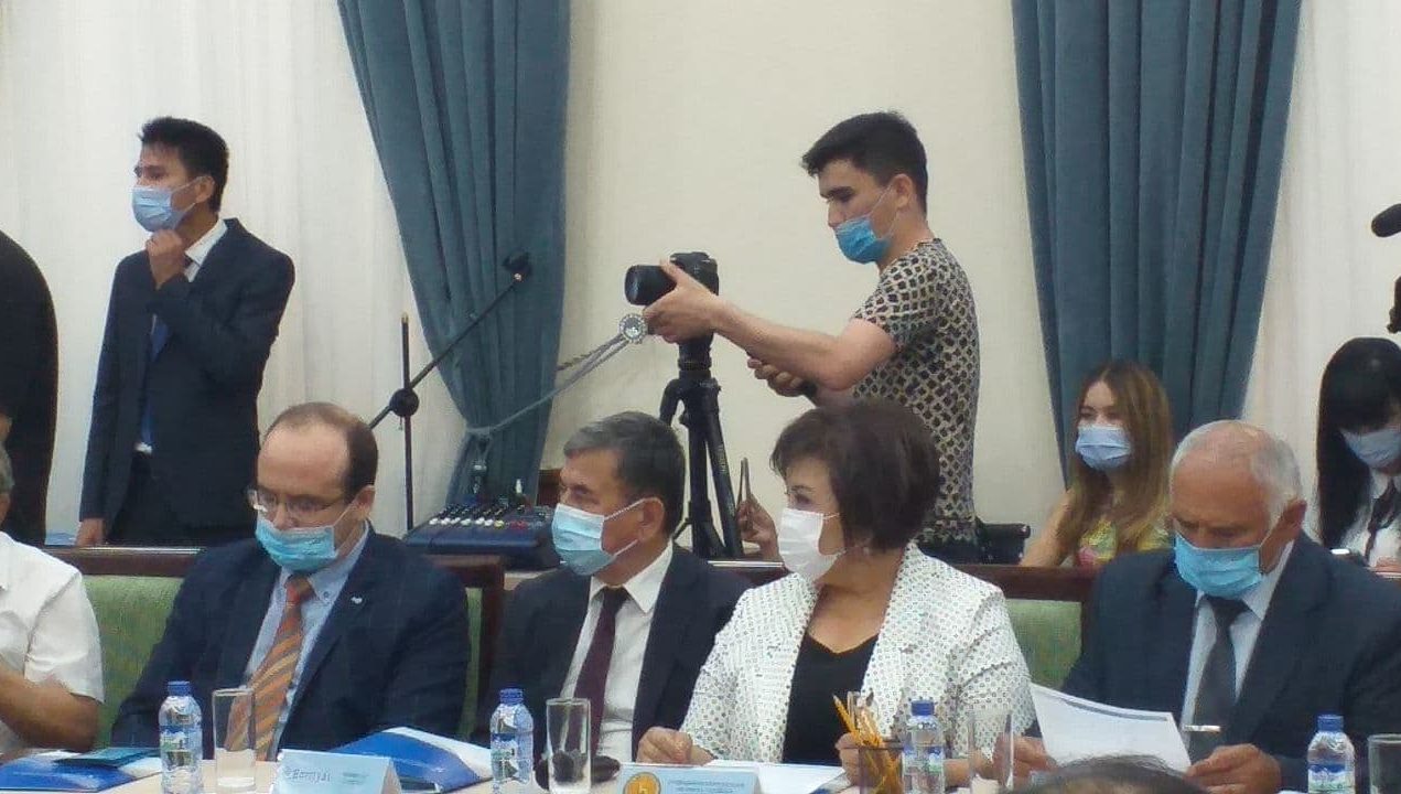Марказ томонидан Журналистика ва оммавий коммуникациялар университетига 250 та китоб тақдим этилди