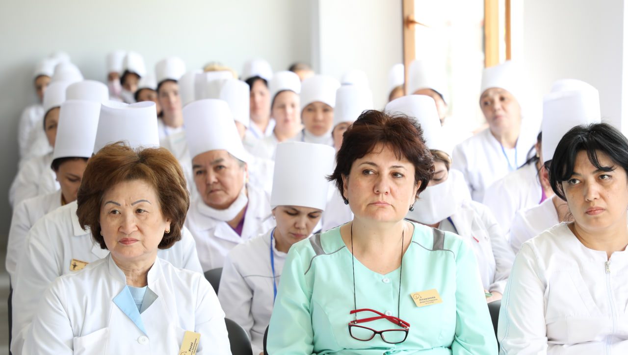 Тиббиёт ходимлари билан референдум мавзусида  суҳбатлашилди