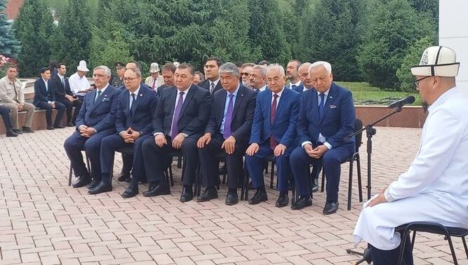 «Ота-Бейит» қабристонида Чингиз Айтматов хотираси ёд этилди