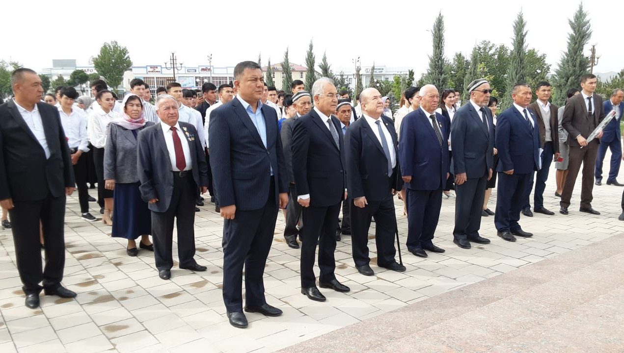 Шароф Рашидовнинг Жиззах шаҳридаги ҳайкали пойига гулчамбарлар қўйилди