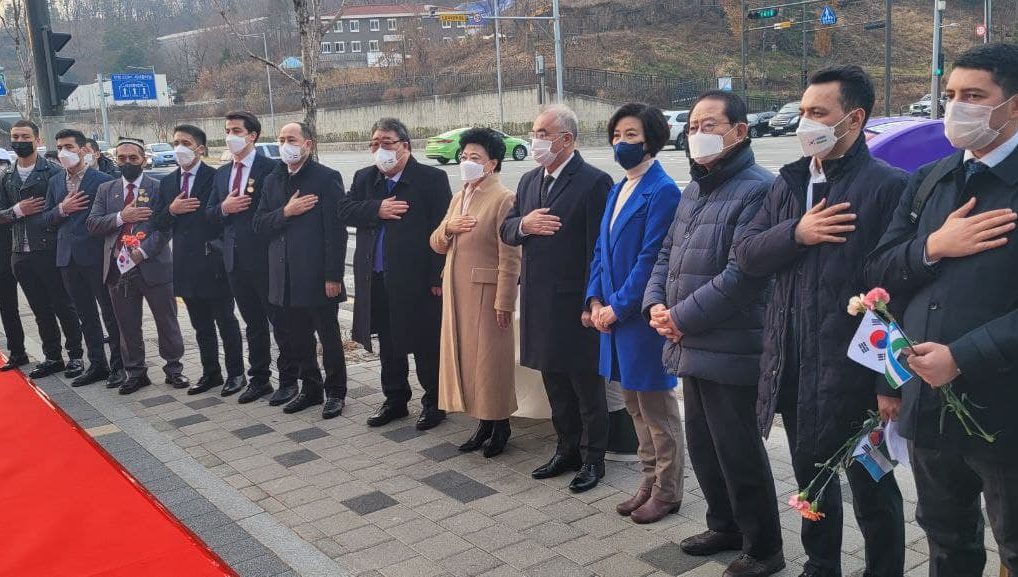 В Сеуле открыт памятник Алишеру Навои