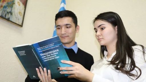 Национальный Центр Республики Узбекистан по правам человека подарил книги Юридической клинике Университета Мировой Экономики и Дипломатии