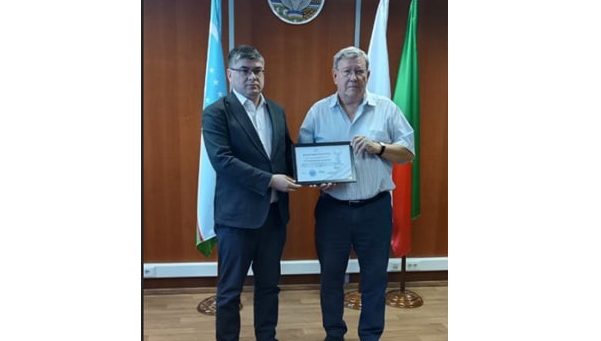 Татаристонлик экспертга Ўзбекистон Конституциявий комиссия раиси миннатдорлик мактуби топширилди