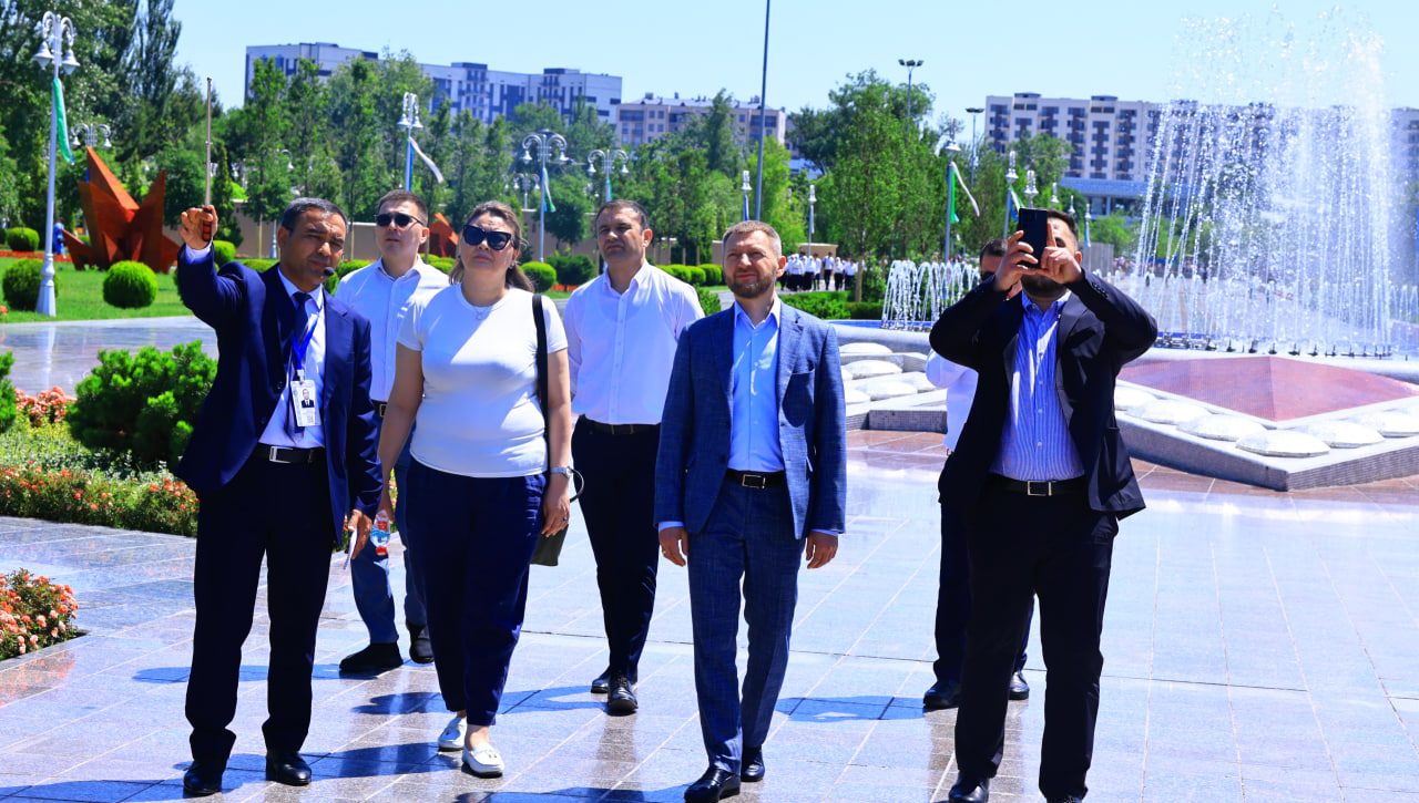Қозоғистон делегацияси “Ғалаба боғи”  ёдгорлик мажмуасини зиёрат қилди