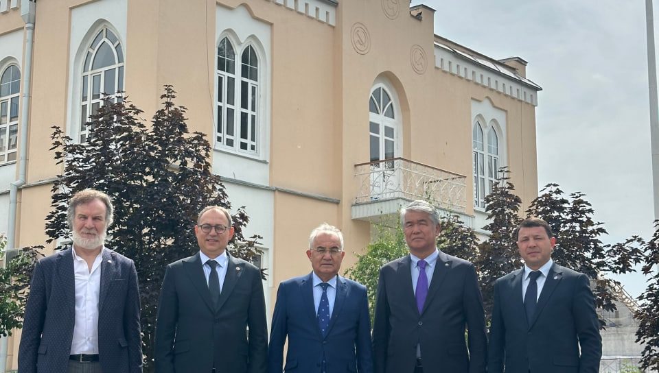 Қирғизистон Маданият вазирлигида Чингиз Айтматов хотирасига бағишланган  форум иштирокчилари билан мулоқот бўлди