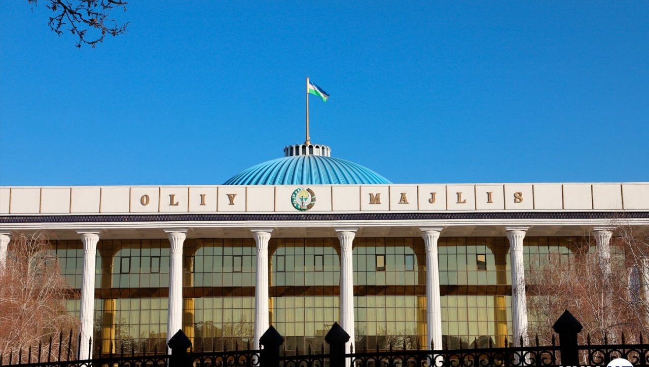 Конституциявий қонун лойиҳаси парламентда биринчи ўқишда қабул қилинди