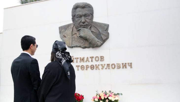 «Ота-Бейит» қабристонида Чингиз Айтматов хотираси ёд этилди