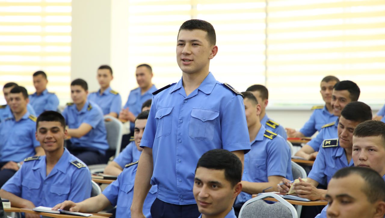 АКАДЕМИК ВА ЁШЛАР УЧРАШУВИ