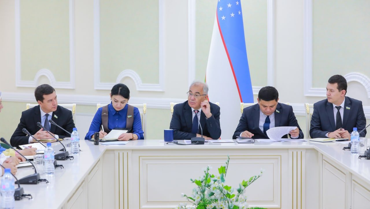 Победители конкурса ознакомились с деятельностью парламента