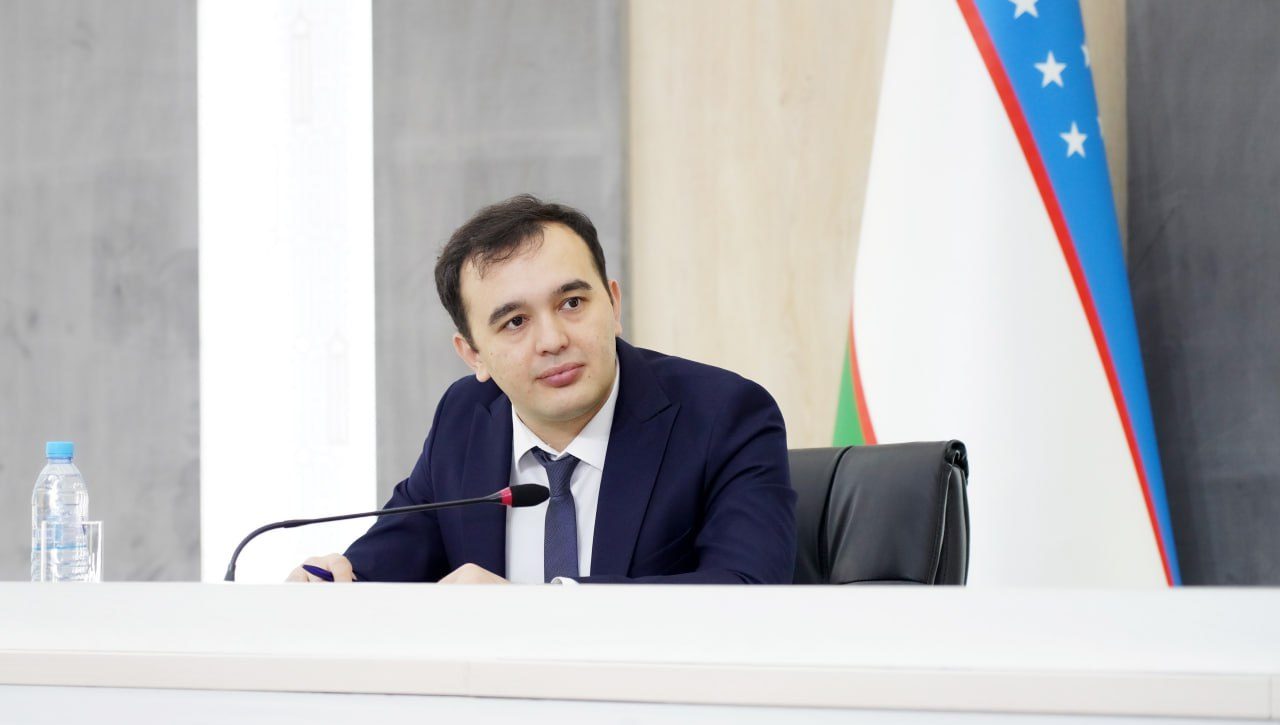 Хавфсизлик, коммунити ва муваффақият: Meta'дан матбуот котиблари учун тренинг