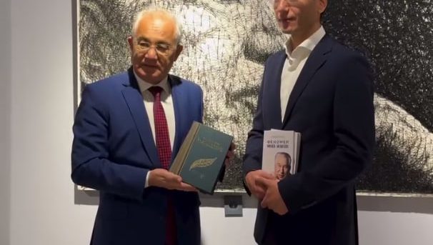 Чингиз Айтматов уй-музейига Ўзбекистонда нашр этилган китоблар тақдим этилди