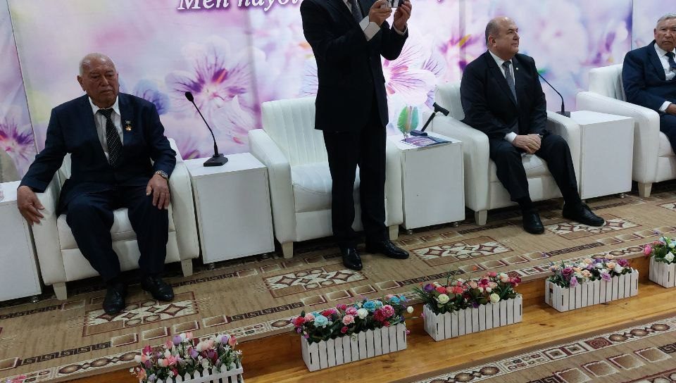 Жиззахдаги ижод мактабида “Уч авлод” учрашуви бўлди