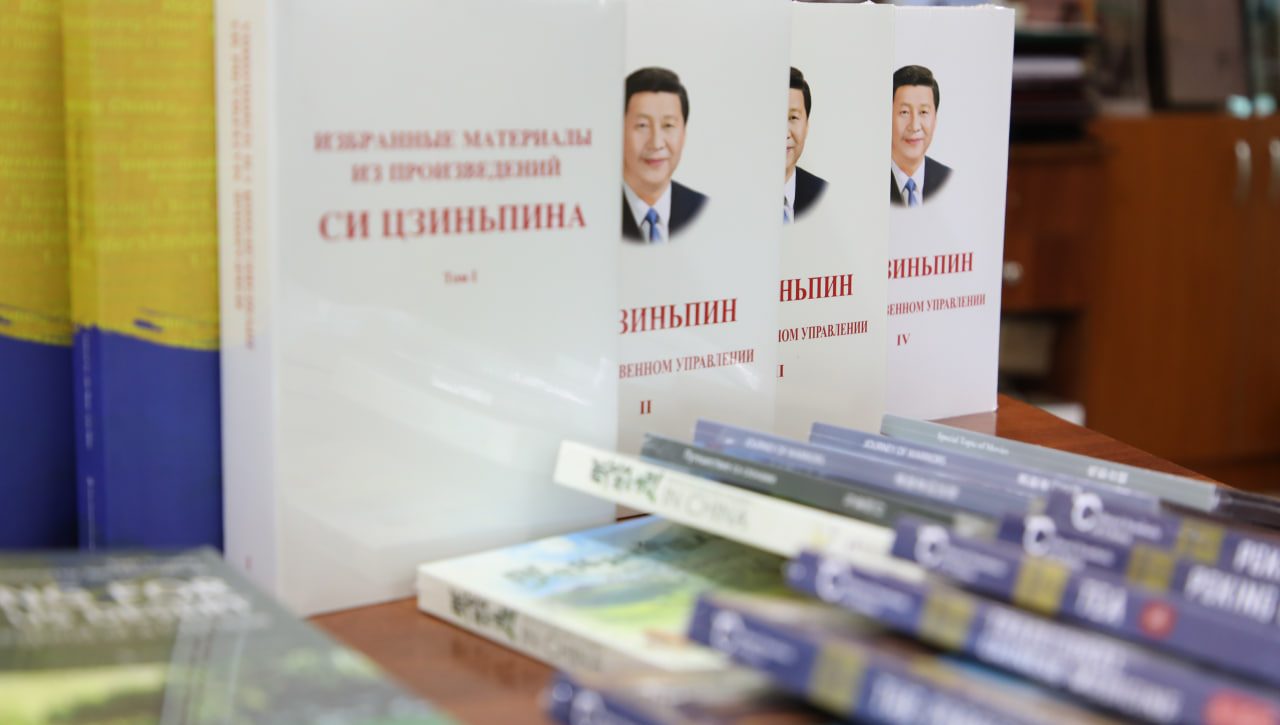 “ТОНГ ЮЛДУЗИ” ТАҲРИРИЯТИГА КИТОБЛАР ТАҚДИМ ЭТИЛДИ