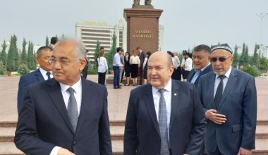 Шароф Рашидовнинг Жиззах шаҳридаги ҳайкали пойига гулчамбарлар қўйилди