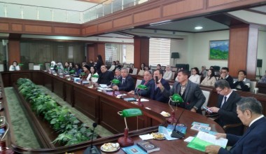 Анжуман иштирокчиларига Миллий марказнинг янги китоблари тарқатилди